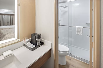 Premium Room, 1 King Bed (Upgraded Bedding & Snack, Smoke Free)