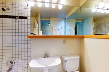 Room, 2 Queen Beds, Ground Floor