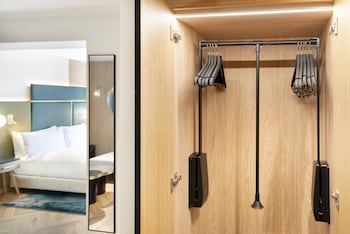 Room, 1 King Bed, Accessible, Kitchenette (Residence)