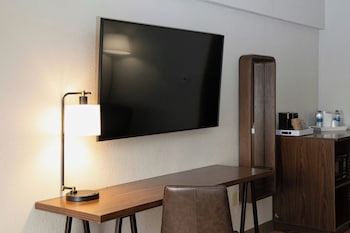 Room, 2 Queen Beds, Hearing Accessible (Mobility Accessible with Bathtub)