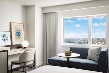 Room, 1 King Bed (Charles River View)