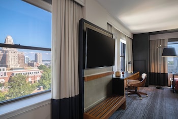 Room, 1 King Bed, Park View (Mobility Accessible, Tub)