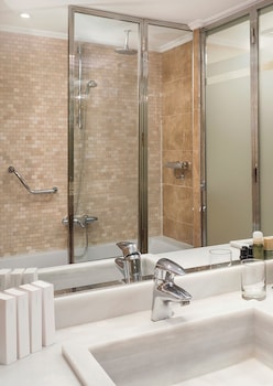 Grand Suite (The Level Lounge Access)