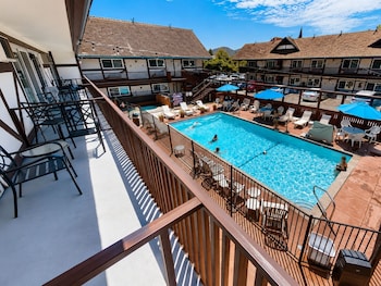 Signature Room, 1 King Bed Upstairs, Balcony (1 king bed nonsmoking)
