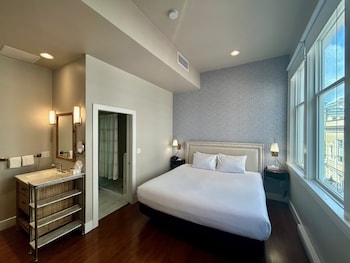 Premier Room, 1 King Bed, Non Smoking, City View