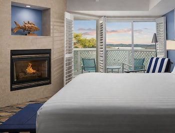 Deluxe Partial Bay View 1 King Balcony