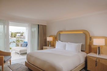 Fairmont Gold, Signature Suite, 1 King Bed with Sofa bed, Bay View