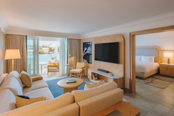 Fairmont Gold, Signature Suite, 1 King Bed with Sofa bed, Bay View