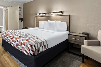 Deluxe Room, 1 King Bed, Accessible (Smoke Free)