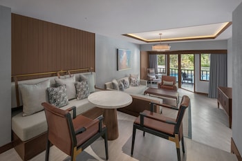 Suite, 1 King Bed, Pool Access, Lagoon View (Lagoon Access)