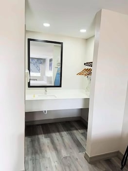 Standard Room, 1 Queen Bed