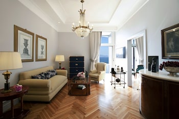 Honeymoon Suite, Sea View