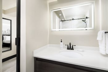 Premium Room, 2 Queen Beds, Corner (High Floor)