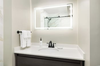 Premium Room, 1 King Bed, Corner (High Flour)