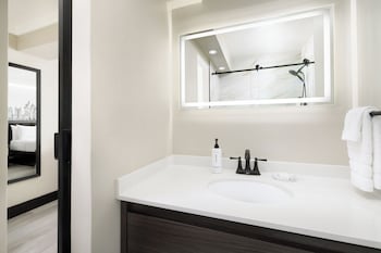 Premium Room, 1 Queen Bed, Accessible Bathtub (Mobility)