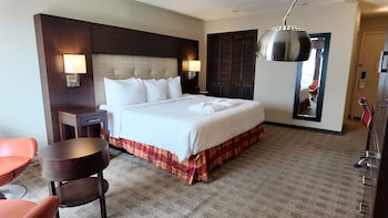 Studio Suite, 1 King Bed, Non Smoking (Mod Squad)
