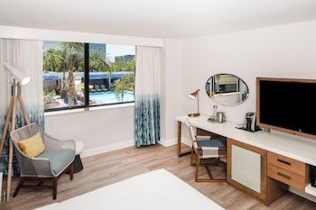 Room, 2 Queen Beds, Pool View