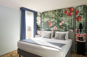 Suite, 1 King Bed with Sofa bed