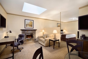 Interior Studio Suite, 1 King Bed, Non-Smoking (with skylight)