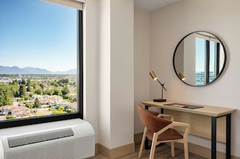 Deluxe Room, 1 King Bed, Mountain View (Smoke Free)