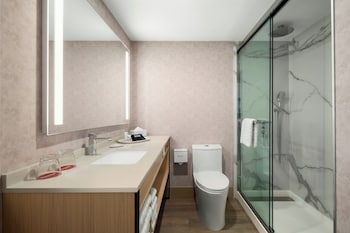 Deluxe Room, 2 Queen Beds (Park and Fly, Smoke Free)