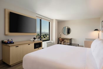 Premium Room, 1 Queen Bed, Accessible (Upgraded Bedding & Snack, Smoke Free)