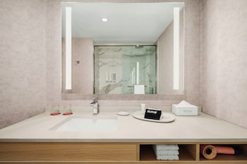 Deluxe Room, 1 Queen Bed, Accessible (Roll-In Shower, Smoke Free)