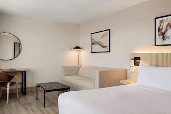Premium Room, 1 King Bed (Smoke Free)