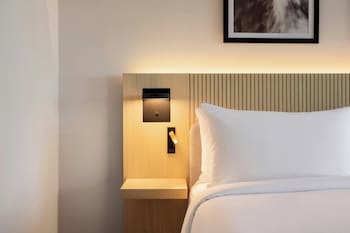 Premium Room, 1 King Bed (Smoke Free)