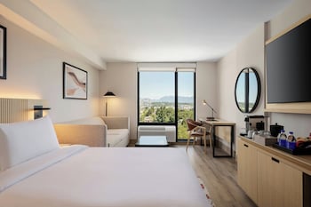 Deluxe Room, 1 King Bed, Mountain View (Smoke Free)