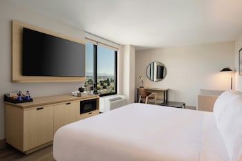 Premium Room, 1 King Bed, Mountain View (Upgraded Bedding & Snack, Smoke Free)