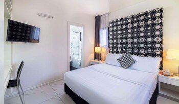Suite, 1 Queen Bed, Non Smoking, Kitchenette