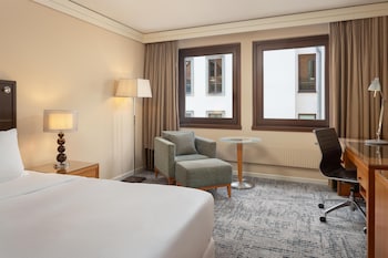 Executive Room, 1 Queen Bed, Club Lounge Access