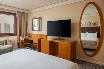 Executive Room, 1 Queen Bed, Club Lounge Access