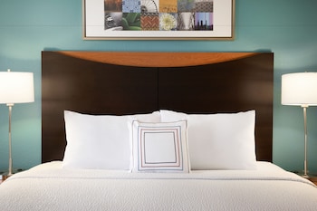 Executive Suite, 1 King Bed with Sofa bed (Mobility/Hearing Access, Transf Shwr)