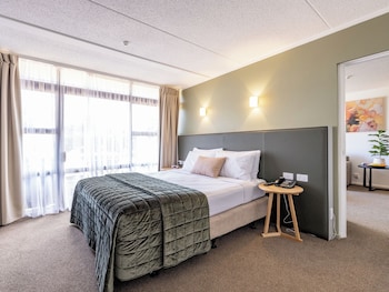 Junior King Suite with Lounge