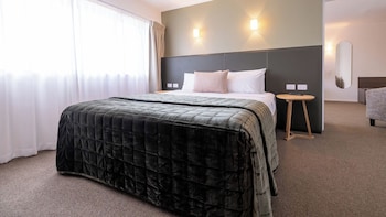 One Bedroom King Suite with Lounge