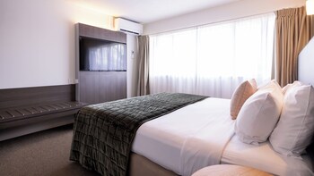 One Bedroom King Suite with Lounge