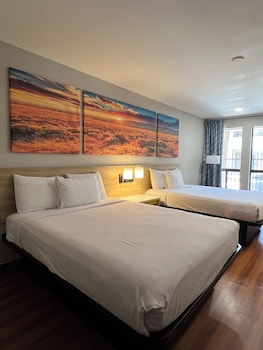 Room, 2 Queen Beds, Mobility Accessible, Non Smoking (Bathtub w/ Grab Bars)