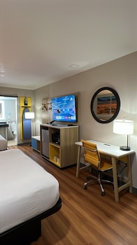Room, 2 Queen Beds, Mobility Accessible, Non Smoking (Roll-in Shower)