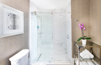 Standard Room, 2 Double Beds, Roll-in Shower