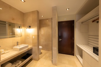 1 King Bed, Cabin Room, Poolside Room