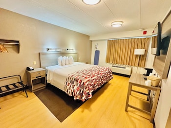 Deluxe Room, 1 King Bed, Accessible (Smoke Free)
