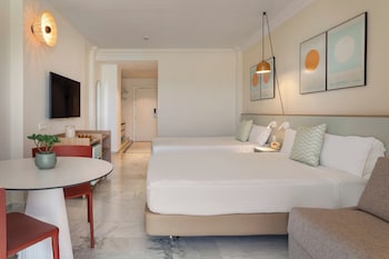 Family Room (2 adults + 1 child)