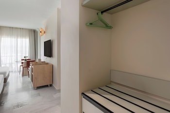 Family Room (2 adults + 1 child)