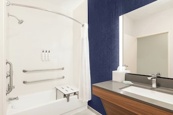 Room, 1 King Bed, Hearing Accessible (Accessible Bathtub)
