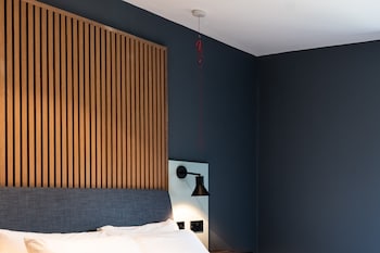 Accessible Double, 1 King Bed