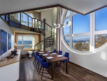 Suite, 1 King Bed, Lake View