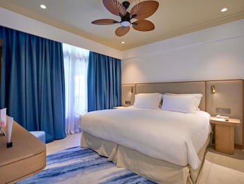 Suite, 1 King Bed, Balcony, Garden View (Prestige)
