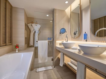 Luxury Room, 1 King Bed or 2 Twin Beds, Sea facing with Garden View, Balcony or Terrace